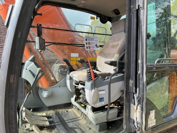Hitachi ZX210-6 - Image 11