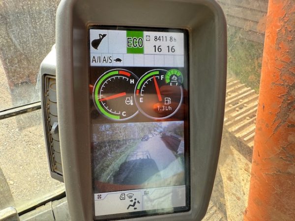 Hitachi ZX210-6 - Image 14